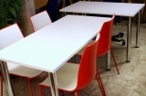 Jauns taisnstūra galds, kājiņas - hromētas, metāla regulējamas. Izmēri: garums 140cm, platums 70cm, augstums 70cm +- 5cm.