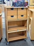 150euro ar PVN. Zviedru brenda Kinnarps kumode ar diviem žalūziju plauktiem un četrām atvilktnēm uz ritentiņiem. Izmēri: 80cm platums, 40cm dziļums, 134cm augstums. Kumode no dabīga dižskabarža finierējuma ar samta lakojumu. Perfektā stāvoklī.
