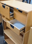 150euro ar PVN. Zviedru brenda Kinnarps kumode ar diviem žalūziju plauktiem un četrām atvilktnēm uz ritentiņiem. Izmēri: 80cm platums, 40cm dziļums, 134cm augstums. Kumode no dabīga dižskabarža finierējuma ar samta lakojumu. Perfektā stāvoklī.
