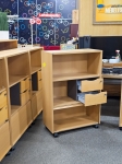 90euro gab. Zviedru plaukts uz ritentiņiem ar žalūzijas durvīm un atvilktņu bloku. Platums 80cm, dziļums 40cm, augstums 120cm.