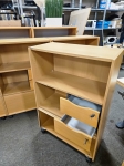 90euro gab. Zviedru plaukts uz ritentiņiem ar žalūzijas durvīm un atvilktņu bloku. Platums 80cm, dziļums 40cm, augstums 120cm.