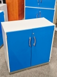 70euro gab. Neliels skapītis-kumode ar zilām  durtiņām. Platums 80cm, dziļums 40cm, augstums 83cm. Mazlietots no Ziedrijas ar kvalitatīvu furnitūru.
