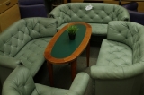 Ādas komplekts 3 sofā plus krēsls un galds. Labā stāvoklī, smuka olīvzaļa krāsa.