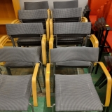 Auduma krēsls uz metāla rāmja ar roku balstiem