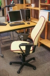 Pārvilkts Kinnarps biroja krēsls ar ādas aizvietotāju