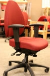 Ergonimisks biroja krēsls ar regulējamiem roku balstiem