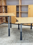 Kinnarps regulējams galds - 120euro/gab. Galda virsma: 97cm x 119cm Metāla rāmis ar regulējamām kājām: 62cm-83cm Pieejami vairāki mēbeļu veikalā.