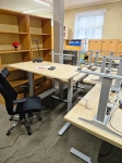 ROL Ergo elekrtiski regulējams ergonomiskais galds.  Dalda virsma 140x80cm. Pacelšanās diapozons no 65cm līdz 130cm. MAX slodze 60kg