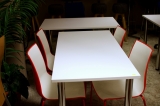 Jauns taisnstūra galds, kājiņas - hromētas, metāla regulējamas. Izmēri: garums 140cm, platums 70cm, augstums 70cm +- 5cm.